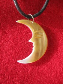 mother_of_pearl_man_in_moon_necklace